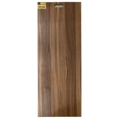 پارکت لمینت زدایکس ZX؛ زیبایی، دوام و سبک خاص زندگی پارکت لمینت زدایکس فقط یک کفپوش نیست؛ یک انتخاب لوکس برای خانهای گرم، شیک و مدرن است. با الهام از بافت طبیعی چوب و طراحیهای منحصربهفرد، پارکتهای زدایکس روحی تازه به دکوراسیون منزل میبخشند و فضایی دلنشین و چشمنواز خلق میکنند. چه سبک دکوراسیون شما کلاسیک باشد، چه مدرن یا مینیمال، پارکت لمینت زدایکس با تنوعی بینظیر در رنگ و طرح، با هر سلیقهای هماهنگ میشود. کیفیت ساخت بالا، مقاومت در برابر خط و خش و نصب آسان از دیگر ویژگیهایی است که این محصول را به انتخابی هوشمندانه تبدیل میکند. ویژگیهای پارکت لمینت ZX: *طراحی شبیه چوب طبیعی با جلوهای گرم و واقعی *مناسب برای انواع فضاهای خانگی *ساختار مقاوم در برابر فشار، رطوبت و سایش *مقاوم در برابر نورآفتاب و شعله سیگار *نصب سریع و تمیز با سیستم کلیک ولینگه *نگهداری آسان و عمر طولانی