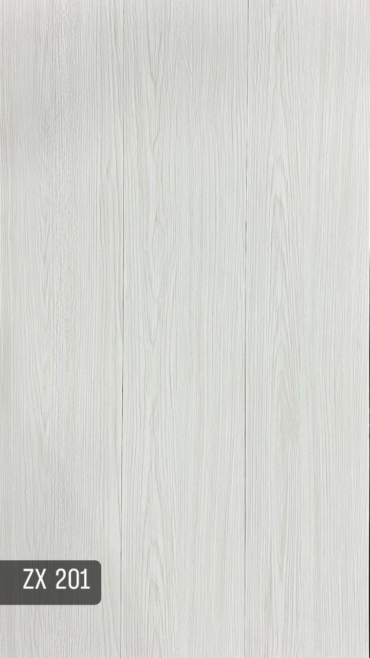 کفپوش PVC زدایکس ZX انتخابی هوشمندانه، زیبا و مقرونبهصرفه برای فضای زندگی شما کفپوش ZX PVC از برند معتبر زدایکس با ضخامت ۲ میلیمتر، یک گزینهی ایدهآل برای کسانی است که بهدنبال ظاهری شیک و چوبمانند در کنار قیمت مناسب هستند. این کفپوش با ابعاد ۱۵×۹۰ سانتیمتر، طراحیهایی بسیار نزدیک به پارکت لمینت دارد و بافت طبیعی چوب را با سبکی اقتصادی ارائه میدهد. نصب این محصول بهصورت چسبی انجام میشود که باعث میشود بهخوبی به سطح زمین بچسبد و ثبات بالایی داشته باشد. مدل ZX برای استفاده در فضاهای مسکونی طراحی شده و برای اتاق خواب، نشیمن، راهرو و... کاملاً مناسب است. --- ویژگیهای کفپوش ZX PVC: *طراحی مشابه پارکت، با بافت طبیعی و رنگهای متنوع *ضخامت ۲ میلیمتر *سبک و مناسب برای نصب روی سطوح صاف *نصب با چسب مخصوص(خمیری یا صنعتی) *چسبندگی بالا و اجرای یکنواخت *مناسب برای محیطهای مسکونی *انتخابی مقرونبهصرفه در مقایسه با پارکت لمینت *مقاوم در برابر رطوبت و قابل شستوشو