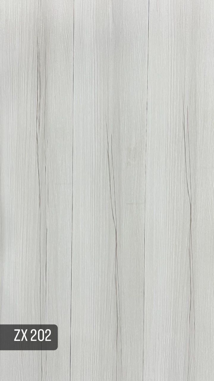 کفپوش PVC زدایکس ZX انتخابی هوشمندانه، زیبا و مقرونبهصرفه برای فضای زندگی شما کفپوش ZX PVC از برند معتبر زدایکس با ضخامت ۲ میلیمتر، یک گزینهی ایدهآل برای کسانی است که بهدنبال ظاهری شیک و چوبمانند در کنار قیمت مناسب هستند. این کفپوش با ابعاد ۱۵×۹۰ سانتیمتر، طراحیهایی بسیار نزدیک به پارکت لمینت دارد و بافت طبیعی چوب را با سبکی اقتصادی ارائه میدهد. نصب این محصول بهصورت چسبی انجام میشود که باعث میشود بهخوبی به سطح زمین بچسبد و ثبات بالایی داشته باشد. مدل ZX برای استفاده در فضاهای مسکونی طراحی شده و برای اتاق خواب، نشیمن، راهرو و... کاملاً مناسب است. --- ویژگیهای کفپوش ZX PVC: *طراحی مشابه پارکت، با بافت طبیعی و رنگهای متنوع *ضخامت ۲ میلیمتر *سبک و مناسب برای نصب روی سطوح صاف *نصب با چسب مخصوص(خمیری یا صنعتی) *چسبندگی بالا و اجرای یکنواخت *مناسب برای محیطهای مسکونی *انتخابی مقرونبهصرفه در مقایسه با پارکت لمینت *مقاوم در برابر رطوبت و قابل شستوشو