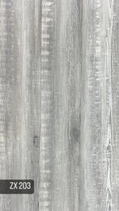 کفپوش PVC زدایکس ZX انتخابی هوشمندانه، زیبا و مقرونبهصرفه برای فضای زندگی شما کفپوش ZX PVC از برند معتبر زدایکس با ضخامت ۲ میلیمتر، یک گزینهی ایدهآل برای کسانی است که بهدنبال ظاهری شیک و چوبمانند در کنار قیمت مناسب هستند. این کفپوش با ابعاد ۱۵×۹۰ سانتیمتر، طراحیهایی بسیار نزدیک به پارکت لمینت دارد و بافت طبیعی چوب را با سبکی اقتصادی ارائه میدهد. نصب این محصول بهصورت چسبی انجام میشود که باعث میشود بهخوبی به سطح زمین بچسبد و ثبات بالایی داشته باشد. مدل ZX برای استفاده در فضاهای مسکونی طراحی شده و برای اتاق خواب، نشیمن، راهرو و... کاملاً مناسب است. --- ویژگیهای کفپوش ZX PVC: *طراحی مشابه پارکت، با بافت طبیعی و رنگهای متنوع *ضخامت ۲ میلیمتر *سبک و مناسب برای نصب روی سطوح صاف *نصب با چسب مخصوص(خمیری یا صنعتی) *چسبندگی بالا و اجرای یکنواخت *مناسب برای محیطهای مسکونی *انتخابی مقرونبهصرفه در مقایسه با پارکت لمینت *مقاوم در برابر رطوبت و قابل شستوشو