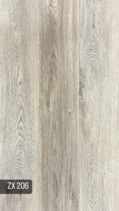 کفپوش PVC زدایکس ZX انتخابی هوشمندانه، زیبا و مقرونبهصرفه برای فضای زندگی شما کفپوش ZX PVC از برند معتبر زدایکس با ضخامت ۲ میلیمتر، یک گزینهی ایدهآل برای کسانی است که بهدنبال ظاهری شیک و چوبمانند در کنار قیمت مناسب هستند. این کفپوش با ابعاد ۱۵×۹۰ سانتیمتر، طراحیهایی بسیار نزدیک به پارکت لمینت دارد و بافت طبیعی چوب را با سبکی اقتصادی ارائه میدهد. نصب این محصول بهصورت چسبی انجام میشود که باعث میشود بهخوبی به سطح زمین بچسبد و ثبات بالایی داشته باشد. مدل ZX برای استفاده در فضاهای مسکونی طراحی شده و برای اتاق خواب، نشیمن، راهرو و... کاملاً مناسب است. --- ویژگیهای کفپوش ZX PVC: *طراحی مشابه پارکت، با بافت طبیعی و رنگهای متنوع *ضخامت ۲ میلیمتر *سبک و مناسب برای نصب روی سطوح صاف *نصب با چسب مخصوص(خمیری یا صنعتی) *چسبندگی بالا و اجرای یکنواخت *مناسب برای محیطهای مسکونی *انتخابی مقرونبهصرفه در مقایسه با پارکت لمینت *مقاوم در برابر رطوبت و قابل شستوشو