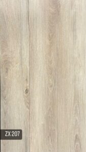 کفپوش PVC زدایکس ZX انتخابی هوشمندانه، زیبا و مقرونبهصرفه برای فضای زندگی شما کفپوش ZX PVC از برند معتبر زدایکس با ضخامت ۲ میلیمتر، یک گزینهی ایدهآل برای کسانی است که بهدنبال ظاهری شیک و چوبمانند در کنار قیمت مناسب هستند. این کفپوش با ابعاد ۱۵×۹۰ سانتیمتر، طراحیهایی بسیار نزدیک به پارکت لمینت دارد و بافت طبیعی چوب را با سبکی اقتصادی ارائه میدهد. نصب این محصول بهصورت چسبی انجام میشود که باعث میشود بهخوبی به سطح زمین بچسبد و ثبات بالایی داشته باشد. مدل ZX برای استفاده در فضاهای مسکونی طراحی شده و برای اتاق خواب، نشیمن، راهرو و... کاملاً مناسب است. --- ویژگیهای کفپوش ZX PVC: *طراحی مشابه پارکت، با بافت طبیعی و رنگهای متنوع *ضخامت ۲ میلیمتر *سبک و مناسب برای نصب روی سطوح صاف *نصب با چسب مخصوص(خمیری یا صنعتی) *چسبندگی بالا و اجرای یکنواخت *مناسب برای محیطهای مسکونی *انتخابی مقرونبهصرفه در مقایسه با پارکت لمینت *مقاوم در برابر رطوبت و قابل شستوشو