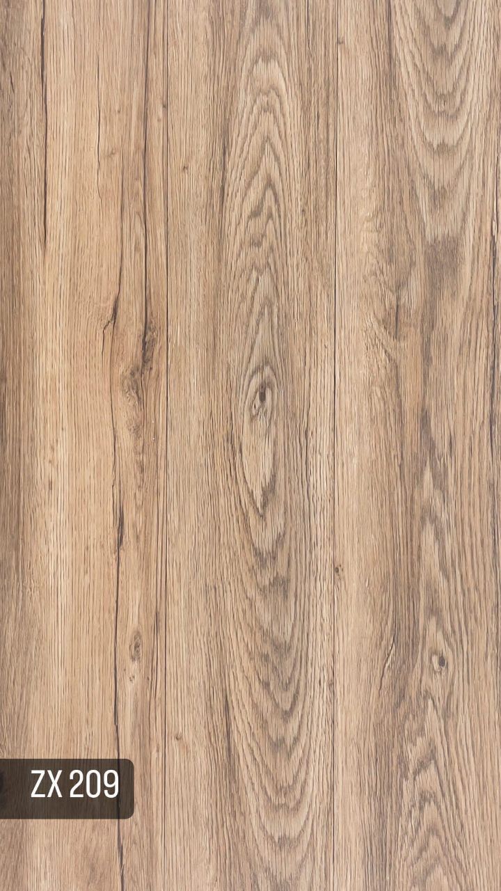 کفپوش PVC زدایکس ZX انتخابی هوشمندانه، زیبا و مقرونبهصرفه برای فضای زندگی شما کفپوش ZX PVC از برند معتبر زدایکس با ضخامت ۲ میلیمتر، یک گزینهی ایدهآل برای کسانی است که بهدنبال ظاهری شیک و چوبمانند در کنار قیمت مناسب هستند. این کفپوش با ابعاد ۱۵×۹۰ سانتیمتر، طراحیهایی بسیار نزدیک به پارکت لمینت دارد و بافت طبیعی چوب را با سبکی اقتصادی ارائه میدهد. نصب این محصول بهصورت چسبی انجام میشود که باعث میشود بهخوبی به سطح زمین بچسبد و ثبات بالایی داشته باشد. مدل ZX برای استفاده در فضاهای مسکونی طراحی شده و برای اتاق خواب، نشیمن، راهرو و... کاملاً مناسب است. --- ویژگیهای کفپوش ZX PVC: *طراحی مشابه پارکت، با بافت طبیعی و رنگهای متنوع *ضخامت ۲ میلیمتر *سبک و مناسب برای نصب روی سطوح صاف *نصب با چسب مخصوص(خمیری یا صنعتی) *چسبندگی بالا و اجرای یکنواخت *مناسب برای محیطهای مسکونی *انتخابی مقرونبهصرفه در مقایسه با پارکت لمینت *مقاوم در برابر رطوبت و قابل شستوشو