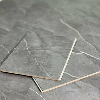 ضخامت ۶ میلی‌متر، جنس بدنه از سنگ‌پلاستیک کامپوزیت (SPC)، دارای فوم IXPE متصل به زیرکار، عایق صدا و حرارت، کاملاً ضد آب، مقاوم در برابر ضربه، فشار و سایش، مناسب برای محیط‌های پرتردد، قابل استفاده در فضاهای مسکونی و تجاری، نصب آسان با سیستم کلیک بدون نیاز به چسب، طراحی مدرن با طرح‌های متنوع چوب و سنگ، نگهداری راحت و عمر مفید بالا.