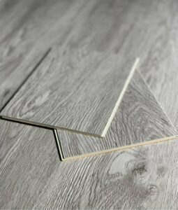 ضخامت ۶ میلیمتر، جنس بدنه از سنگپلاستیک کامپوزیت (SPC)، دارای فوم IXPE متصل به زیرکار، عایق صدا و حرارت، کاملاً ضد آب، مقاوم در برابر ضربه، فشار و سایش، مناسب برای محیطهای پرتردد، قابل استفاده در فضاهای مسکونی و تجاری، نصب آسان با سیستم کلیک بدون نیاز به چسب، طراحی مدرن با طرحهای متنوع چوب و سنگ، نگهداری راحت و عمر مفید بالا.