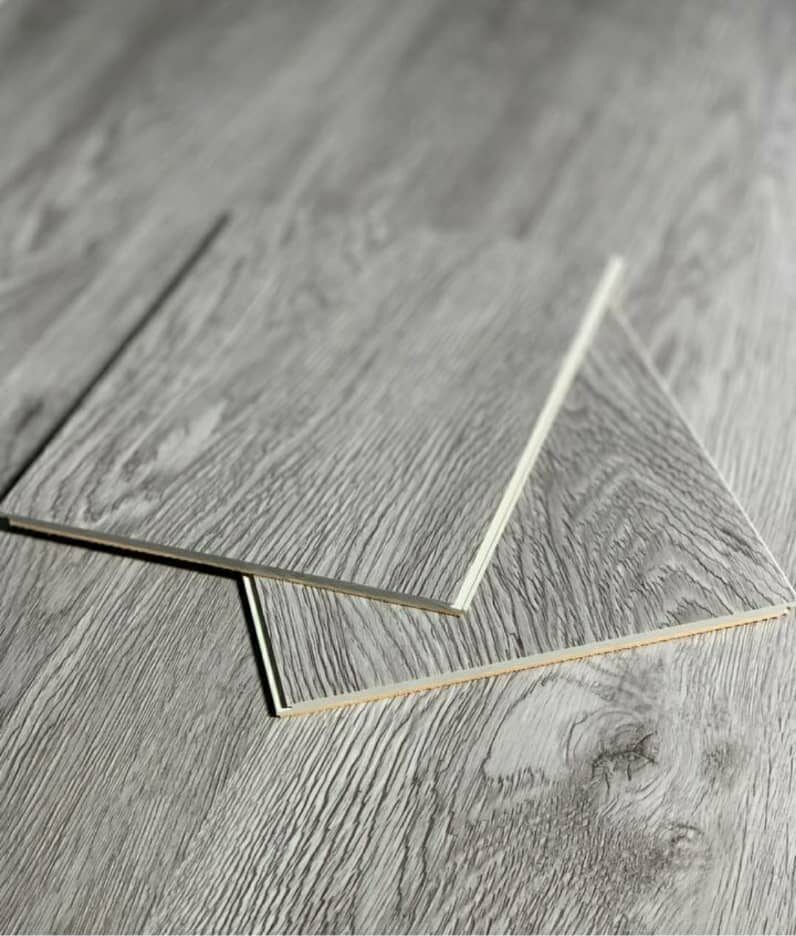 ضخامت ۶ میلیمتر، جنس بدنه از سنگپلاستیک کامپوزیت (SPC)، دارای فوم IXPE متصل به زیرکار، عایق صدا و حرارت، کاملاً ضد آب، مقاوم در برابر ضربه، فشار و سایش، مناسب برای محیطهای پرتردد، قابل استفاده در فضاهای مسکونی و تجاری، نصب آسان با سیستم کلیک بدون نیاز به چسب، طراحی مدرن با طرحهای متنوع چوب و سنگ، نگهداری راحت و عمر مفید بالا.