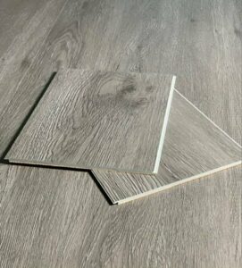 ضخامت ۶ میلیمتر، جنس بدنه از سنگپلاستیک کامپوزیت (SPC)، دارای فوم IXPE متصل به زیرکار، عایق صدا و حرارت، کاملاً ضد آب، مقاوم در برابر ضربه، فشار و سایش، مناسب برای محیطهای پرتردد، قابل استفاده در فضاهای مسکونی و تجاری، نصب آسان با سیستم کلیک بدون نیاز به چسب، طراحی مدرن با طرحهای متنوع چوب و سنگ، نگهداری راحت و عمر مفید بالا.