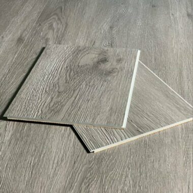 ضخامت ۶ میلی‌متر، جنس بدنه از سنگ‌پلاستیک کامپوزیت (SPC)، دارای فوم IXPE متصل به زیرکار، عایق صدا و حرارت، کاملاً ضد آب، مقاوم در برابر ضربه، فشار و سایش، مناسب برای محیط‌های پرتردد، قابل استفاده در فضاهای مسکونی و تجاری، نصب آسان با سیستم کلیک بدون نیاز به چسب، طراحی مدرن با طرح‌های متنوع چوب و سنگ، نگهداری راحت و عمر مفید بالا.