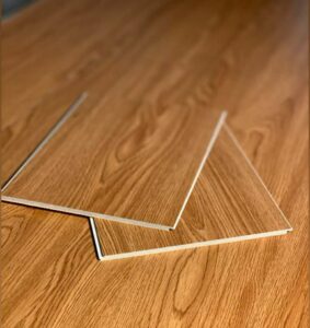 ضخامت ۶ میلیمتر، جنس بدنه از سنگپلاستیک کامپوزیت (SPC)، دارای فوم IXPE متصل به زیرکار، عایق صدا و حرارت، کاملاً ضد آب، مقاوم در برابر ضربه، فشار و سایش، مناسب برای محیطهای پرتردد، قابل استفاده در فضاهای مسکونی و تجاری، نصب آسان با سیستم کلیک بدون نیاز به چسب، طراحی مدرن با طرحهای متنوع چوب و سنگ، نگهداری راحت و عمر مفید بالا.