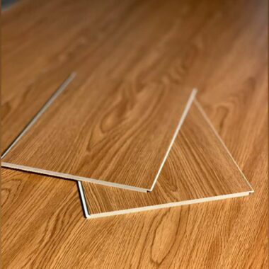 ضخامت ۶ میلی‌متر، جنس بدنه از سنگ‌پلاستیک کامپوزیت (SPC)، دارای فوم IXPE متصل به زیرکار، عایق صدا و حرارت، کاملاً ضد آب، مقاوم در برابر ضربه، فشار و سایش، مناسب برای محیط‌های پرتردد، قابل استفاده در فضاهای مسکونی و تجاری، نصب آسان با سیستم کلیک بدون نیاز به چسب، طراحی مدرن با طرح‌های متنوع چوب و سنگ، نگهداری راحت و عمر مفید بالا.