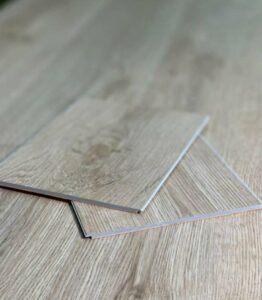 ضخامت ۶ میلیمتر، جنس بدنه از سنگپلاستیک کامپوزیت (SPC)، دارای فوم IXPE متصل به زیرکار، عایق صدا و حرارت، کاملاً ضد آب، مقاوم در برابر ضربه، فشار و سایش، مناسب برای محیطهای پرتردد، قابل استفاده در فضاهای مسکونی و تجاری، نصب آسان با سیستم کلیک بدون نیاز به چسب، طراحی مدرن با طرحهای متنوع چوب و سنگ، نگهداری راحت و عمر مفید بالا.