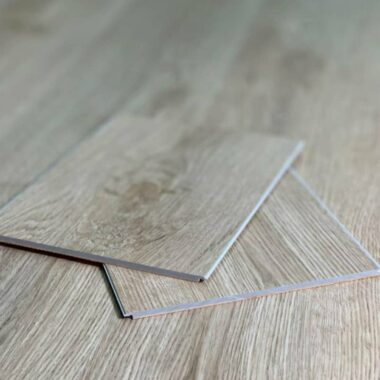 ضخامت ۶ میلی‌متر، جنس بدنه از سنگ‌پلاستیک کامپوزیت (SPC)، دارای فوم IXPE متصل به زیرکار، عایق صدا و حرارت، کاملاً ضد آب، مقاوم در برابر ضربه، فشار و سایش، مناسب برای محیط‌های پرتردد، قابل استفاده در فضاهای مسکونی و تجاری، نصب آسان با سیستم کلیک بدون نیاز به چسب، طراحی مدرن با طرح‌های متنوع چوب و سنگ، نگهداری راحت و عمر مفید بالا.