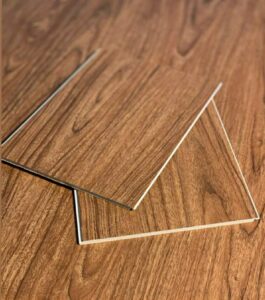 ضخامت ۶ میلیمتر، جنس بدنه از سنگپلاستیک کامپوزیت (SPC)، دارای فوم IXPE متصل به زیرکار، عایق صدا و حرارت، کاملاً ضد آب، مقاوم در برابر ضربه، فشار و سایش، مناسب برای محیطهای پرتردد، قابل استفاده در فضاهای مسکونی و تجاری، نصب آسان با سیستم کلیک بدون نیاز به چسب، طراحی مدرن با طرحهای متنوع چوب و سنگ، نگهداری راحت و عمر مفید بالا.