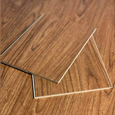 ضخامت ۶ میلیمتر، جنس بدنه از سنگپلاستیک کامپوزیت (SPC)، دارای فوم IXPE متصل به زیرکار، عایق صدا و حرارت، کاملاً ضد آب، مقاوم در برابر ضربه، فشار و سایش، مناسب برای محیطهای پرتردد، قابل استفاده در فضاهای مسکونی و تجاری، نصب آسان با سیستم کلیک بدون نیاز به چسب، طراحی مدرن با طرحهای متنوع چوب و سنگ، نگهداری راحت و عمر مفید بالا.