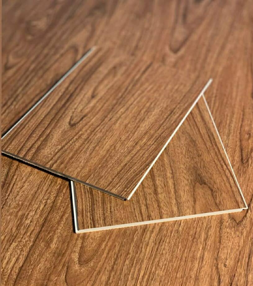 ضخامت ۶ میلیمتر، جنس بدنه از سنگپلاستیک کامپوزیت (SPC)، دارای فوم IXPE متصل به زیرکار، عایق صدا و حرارت، کاملاً ضد آب، مقاوم در برابر ضربه، فشار و سایش، مناسب برای محیطهای پرتردد، قابل استفاده در فضاهای مسکونی و تجاری، نصب آسان با سیستم کلیک بدون نیاز به چسب، طراحی مدرن با طرحهای متنوع چوب و سنگ، نگهداری راحت و عمر مفید بالا.